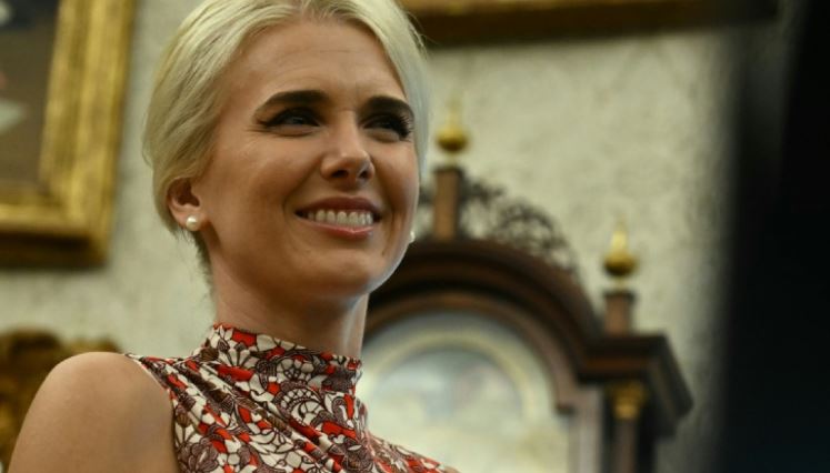 Ini Cewek Sosok Berharga Trump; Tukang Tulis Trump di Social Truth
